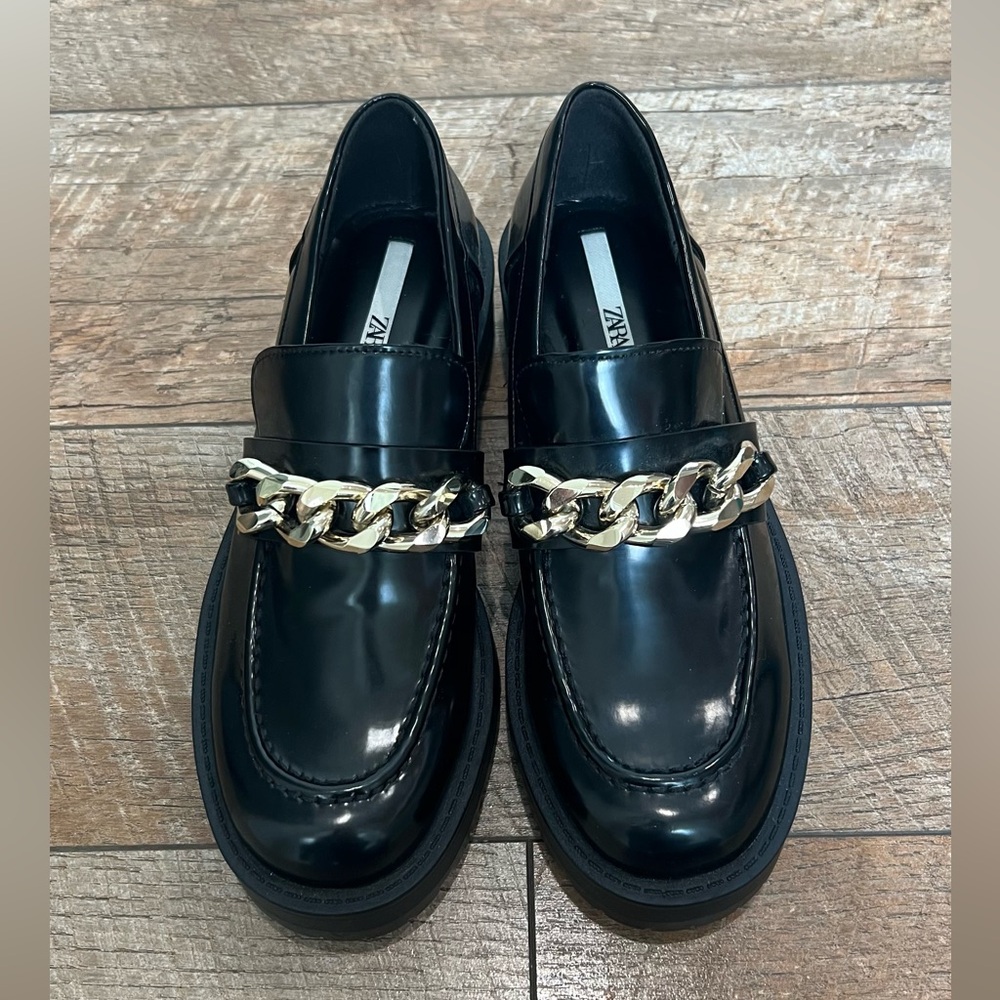 New w/o tags Zara loafers w chunky gold chain, lug sole